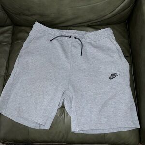 Nike tech shorts
Men size L